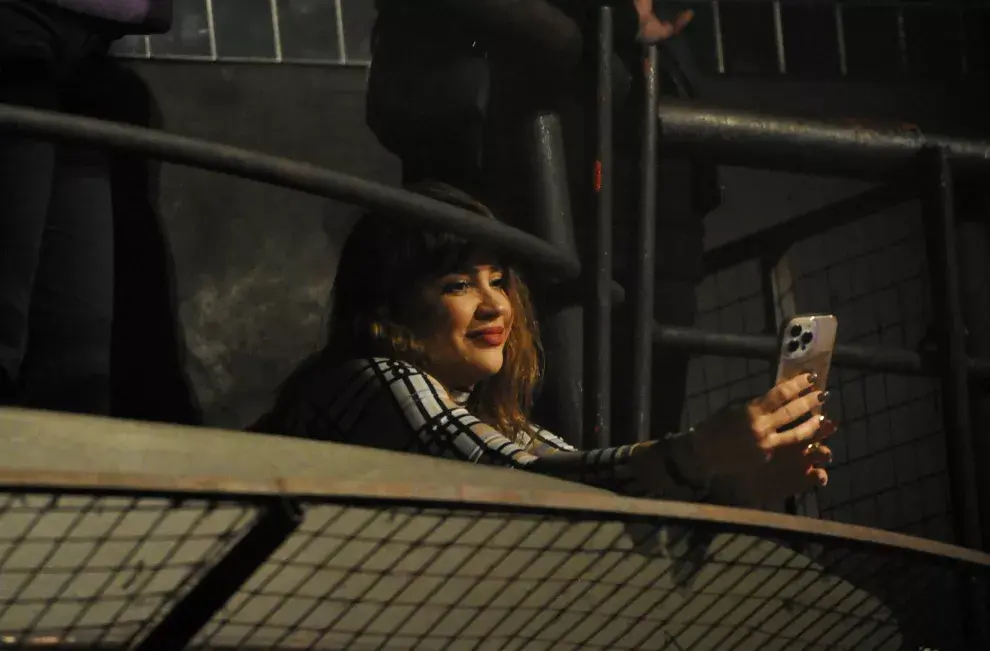 Celeste Cid desde el VIP de Niceto Club, viendo a su novio tocar. 