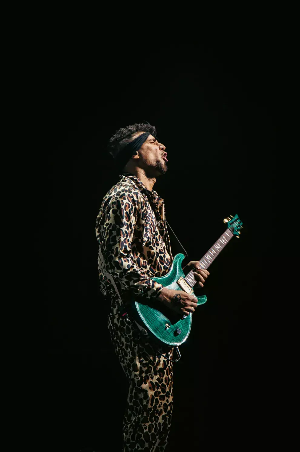 Con un look animal print y una de sus guitarras verdes, Dante hizo alarde de solos de guitarra