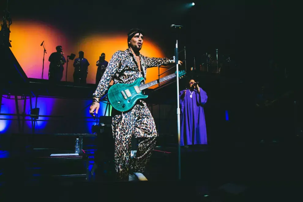 Con una banda de 10 músicos, Dante Spinetta entregó una maratón de funk en el Teatro Ópera