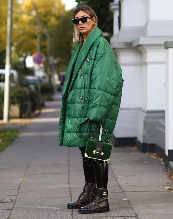 Maxi campera de color sobre look total black.