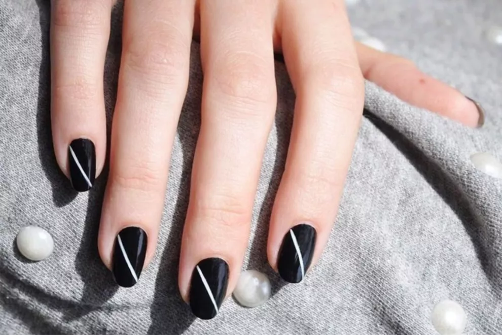 6 diseños de uñas negras que te van a copar.