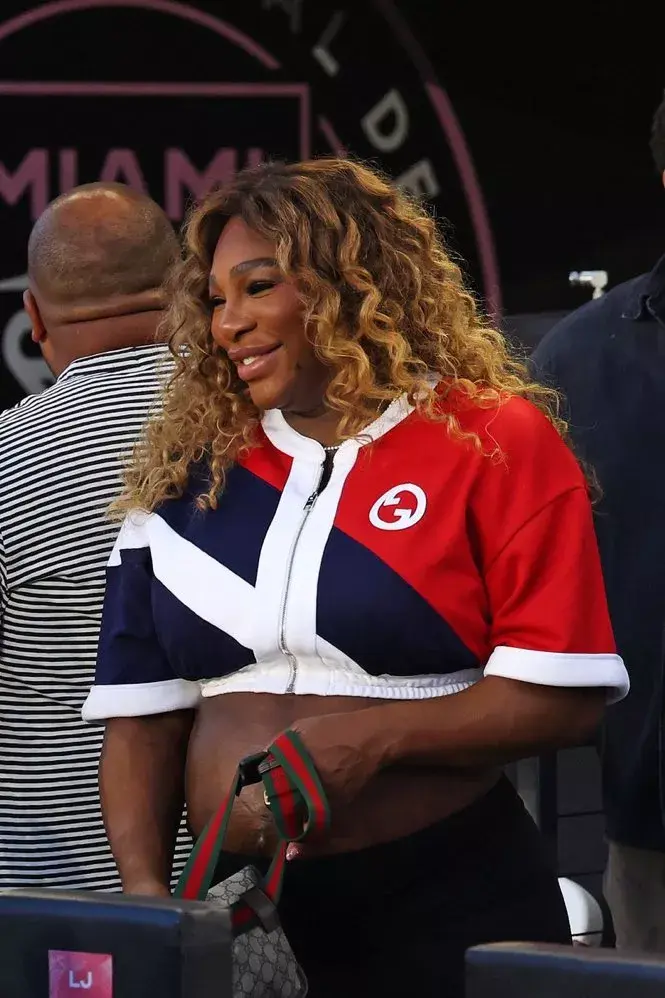 Serena Williams, feliz mostrando su pancita de embarazada, en el debut de Messi en Miami.