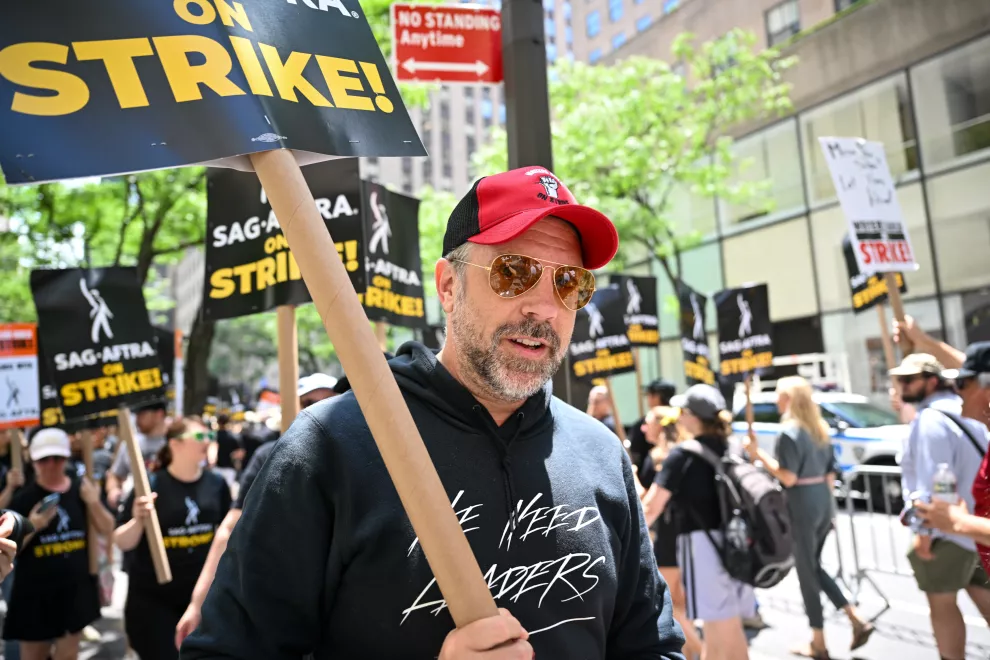 Jason Sudeikis estuvo presente en la huelga de actores.