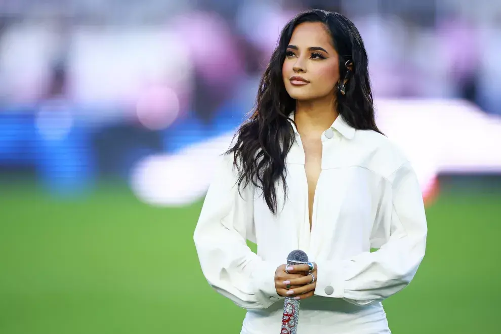 Becky G fue la encargada de cantar el himno en la previa del partido.