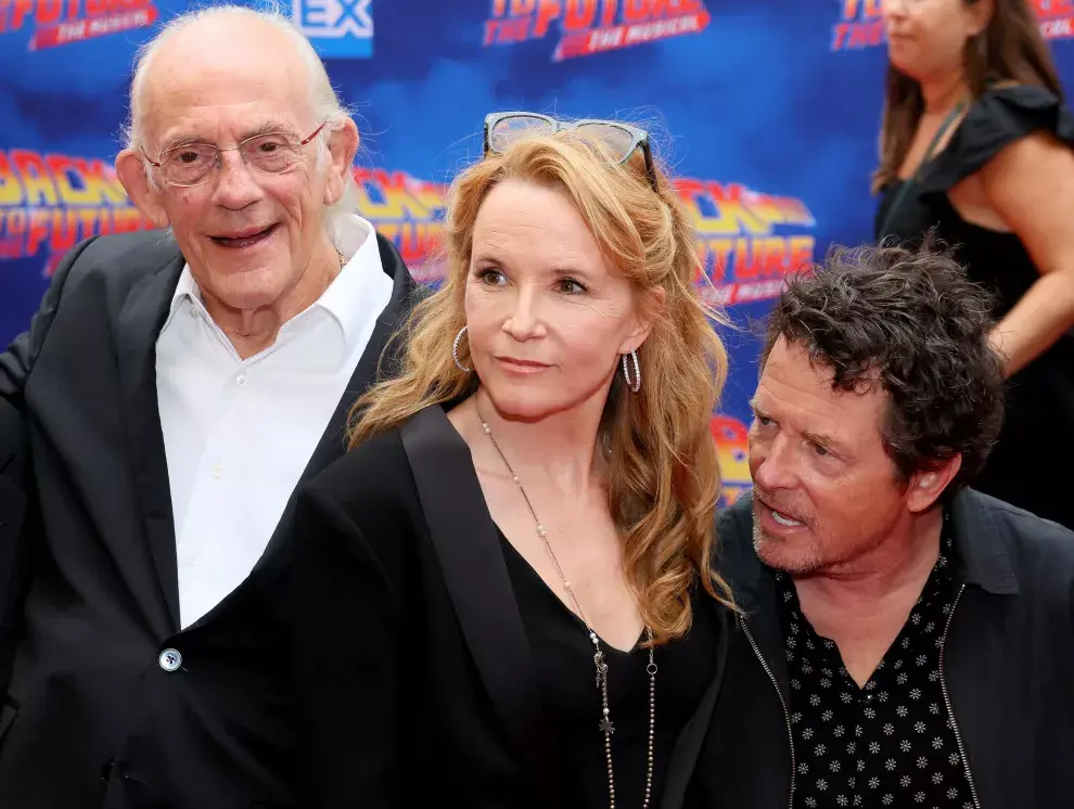 Michael J. Fox, Christopher Lloyd y Lea Thompson en el estreno de la obra musical de Volver al futuro.