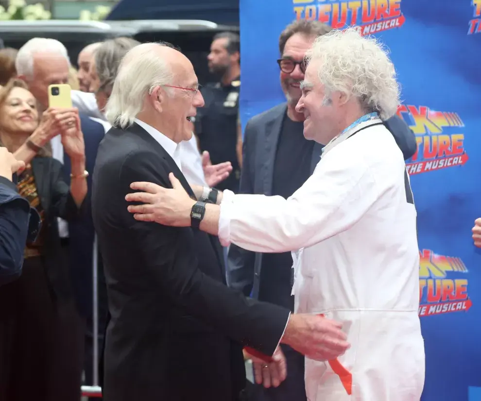 Pares: Christopher Lloyd y Roger Bart.