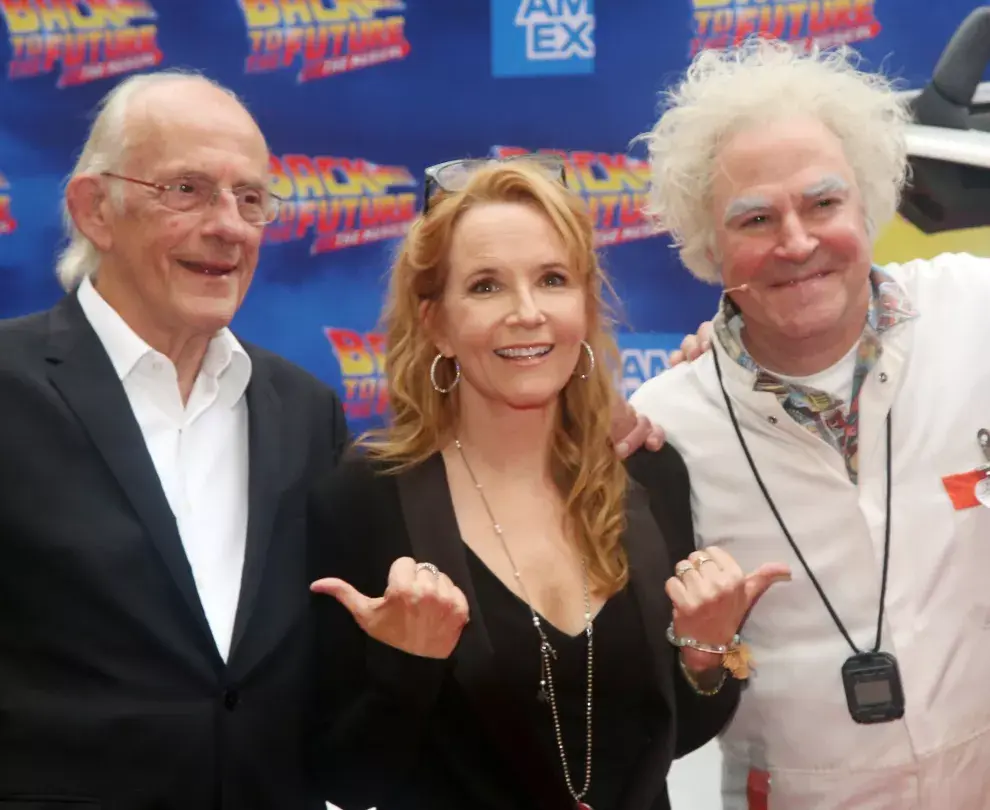 Lea Thompson con los dos Emmett Brown.