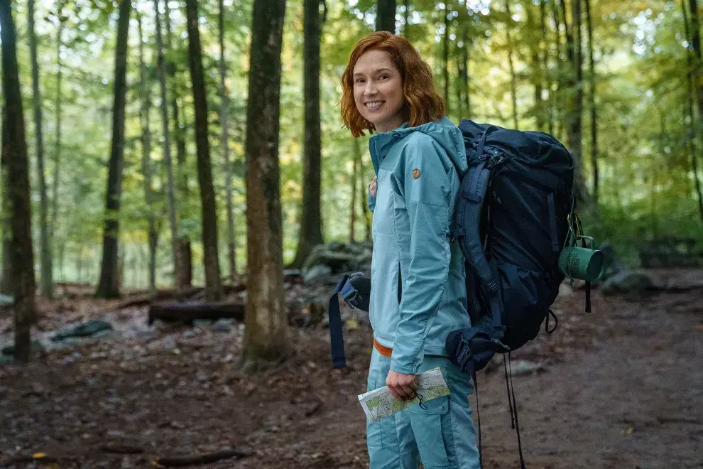 Ellie Kemper sale a buscar la felicidad en las montañas. 