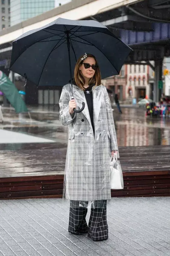 Mix de cuadros, pilotín transparente y hoddie deportiva.