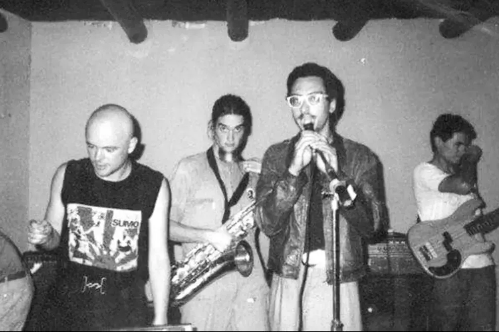 Luca Prodan, en el Café Einstein, con el empresario Omar Chabán y Roberto Pettinato, con quien compartía la banda Sumo.