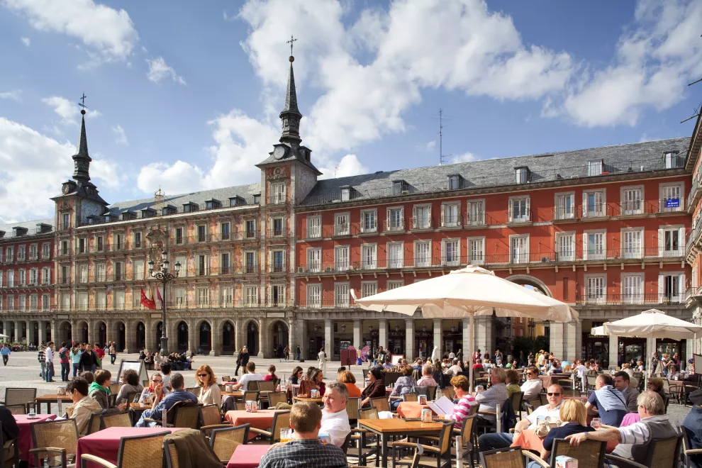 Tomar un cafecito en Plaza Mayor: uno de los highlights foodies de la capital española