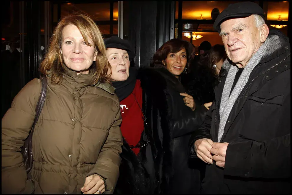 Milan Kundera junto a su esposa Vera, compañera y traductora de su obra, en un homenaje en París.