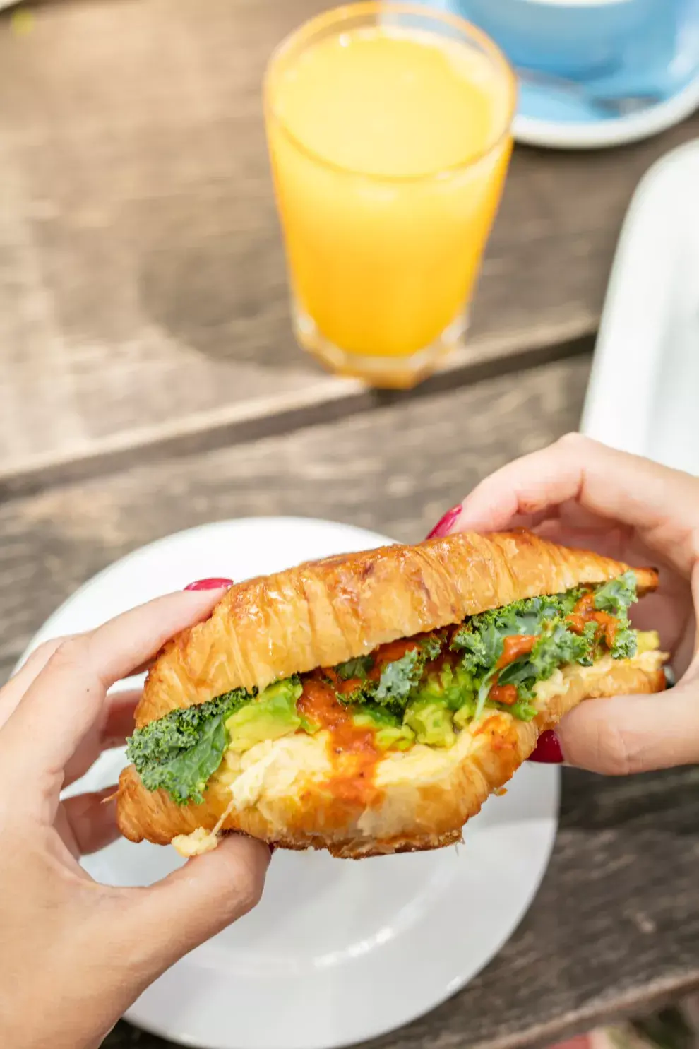 Egg sandwich con palta, kale y huevos de campo