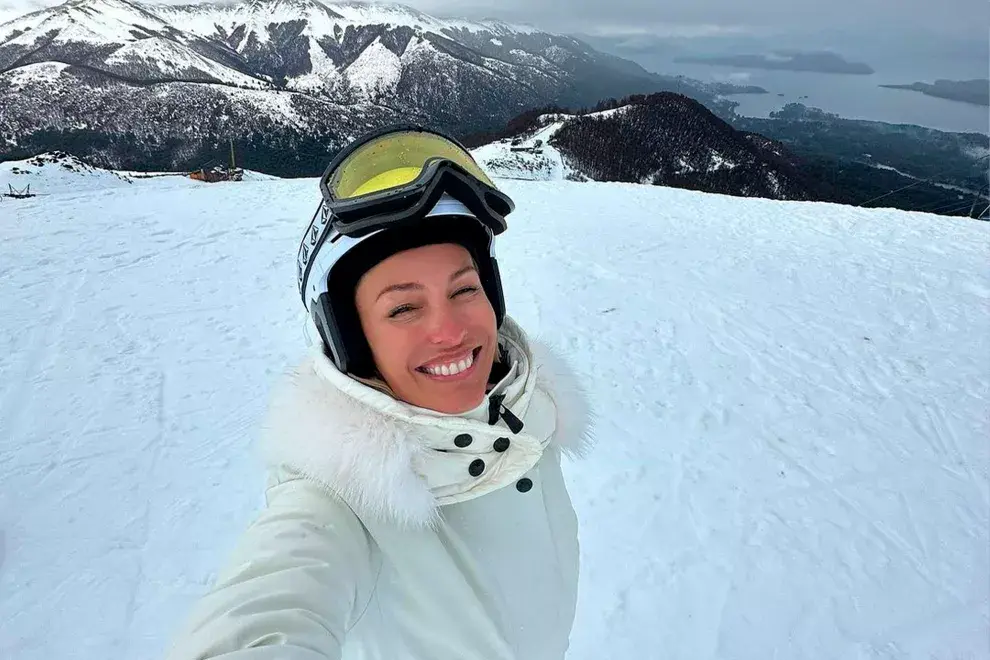 Pampita enloqueció a sus seguidores con un look total white en la nieve.