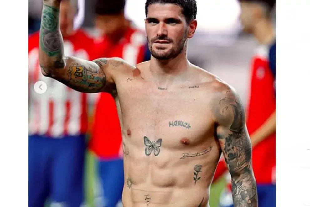 El jugador de la selección subió una foto a su Instagram en la que se puede ver el nombre de su novia escrito en su abdomen 