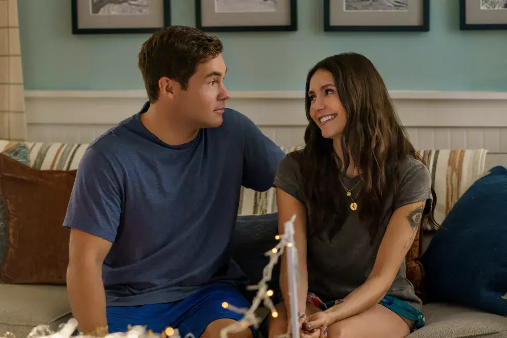 Adam Devine y Nina Dobrev, una pareja que pone su felicidad a prueba.