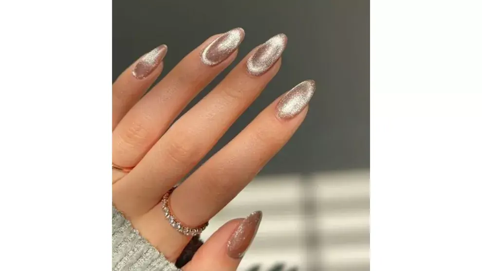 Uñas color champagne con efecto aterciopelado 