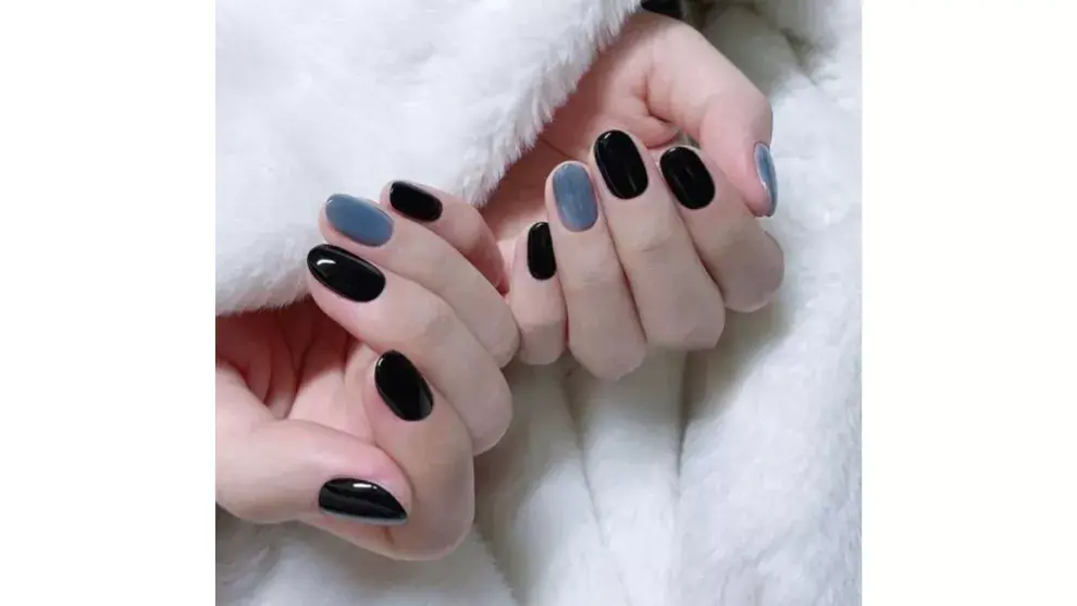 Uñas monocromáticas en negro y gris