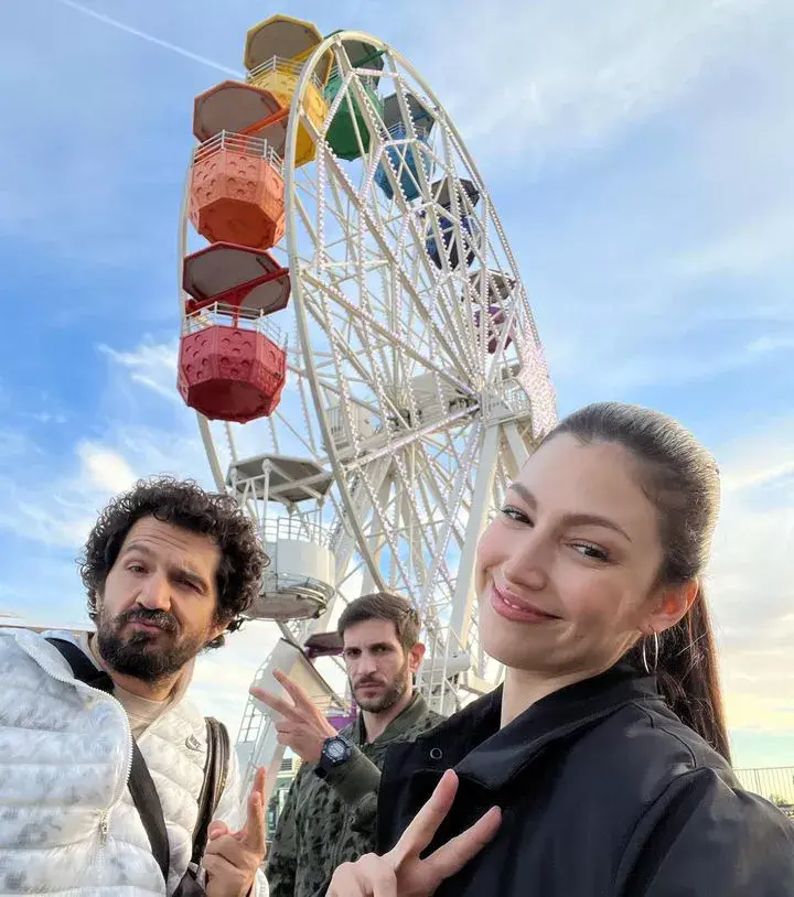 Úrsula Corberó junto a sus compañeros de El cuerpo en llamas.