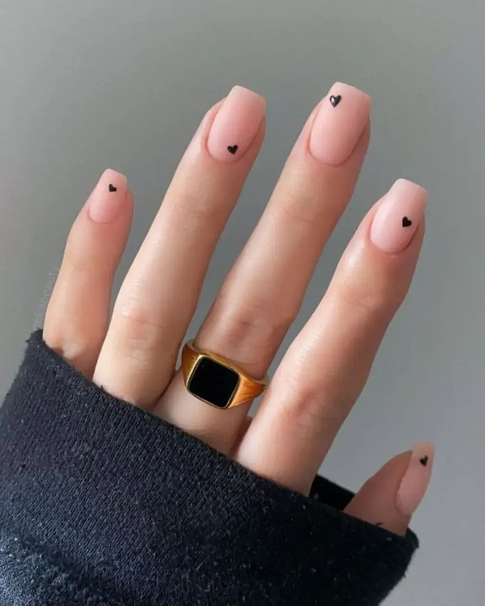 Combiná tonos mate con pequeños diseños, ¡queda hermoso!