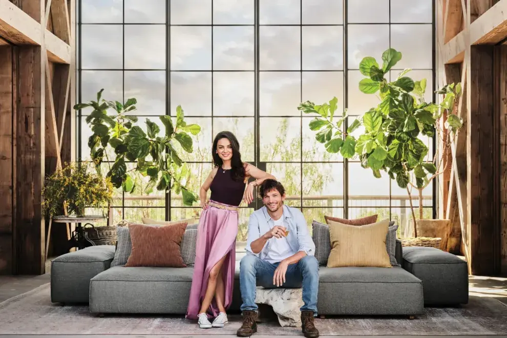 Ashton Kutcher y Mila Kunis en su farmhouse de Los Ángeles.