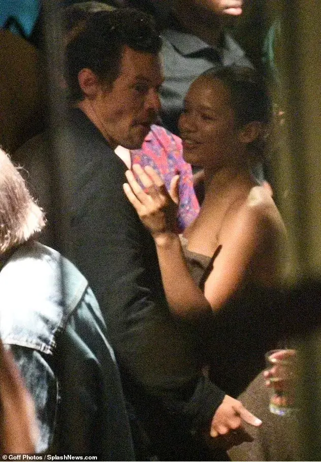 Harry Styles y Taylor Russell en Londres.