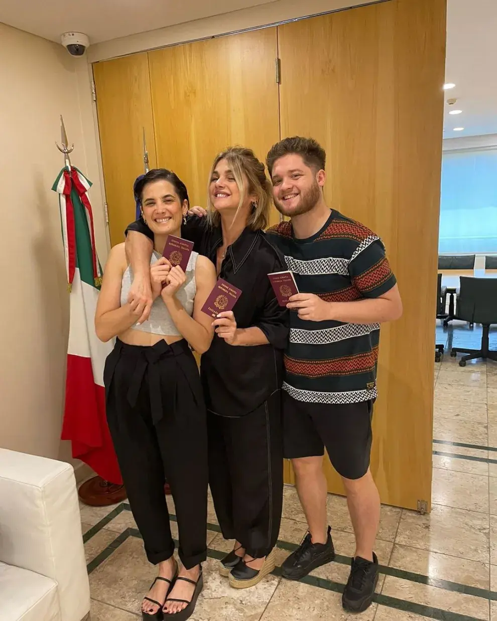 Araceli González junto a sus dos hijos, Florencia Torrente y Tomás Kirzner.