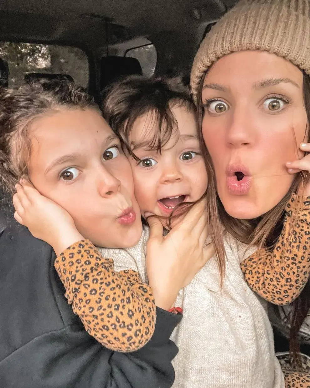 Paula Chaves junto a sus dos hijas, Olivia y Filipa.