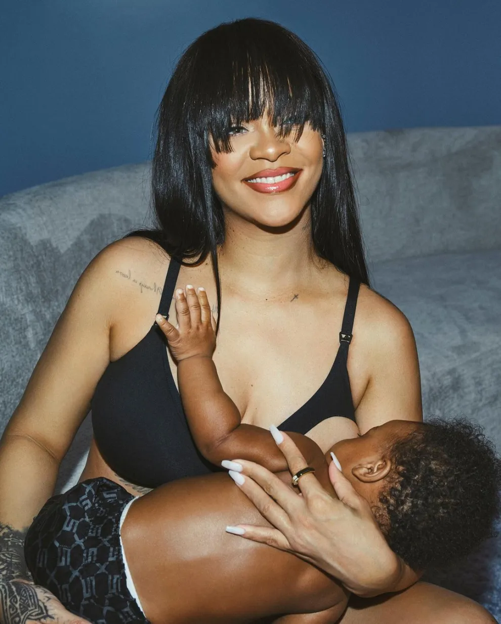 Rihanna junto a su hijo RZA, en la producción de foto de Savage X Fenty.