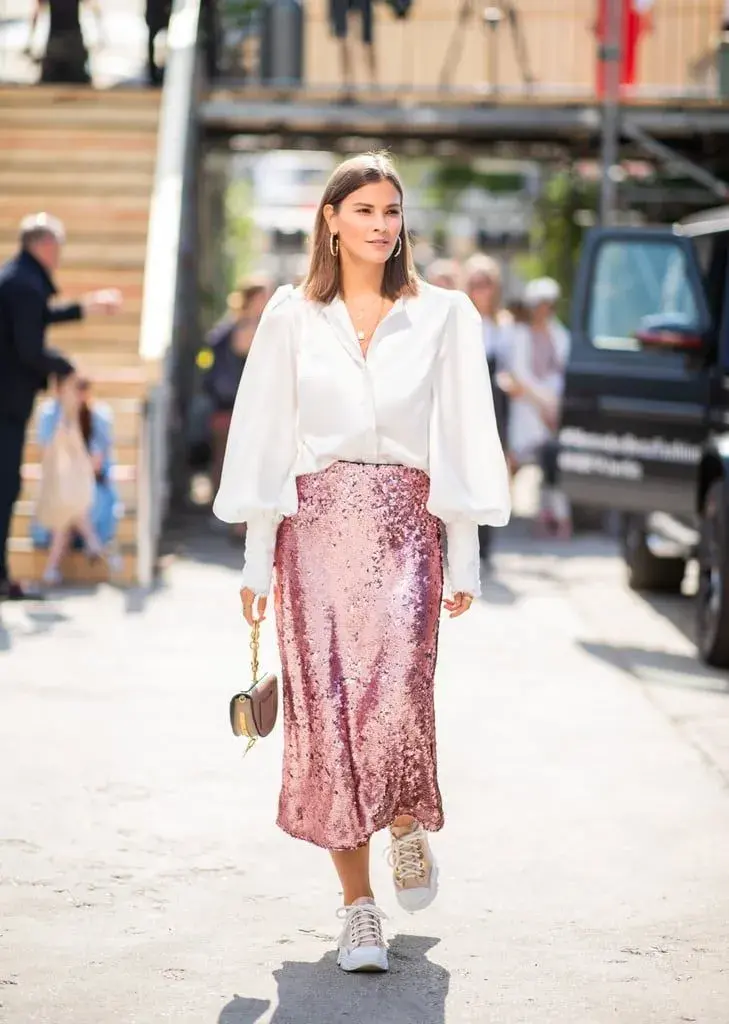 Falda de lentejuelas + camisa blanca.