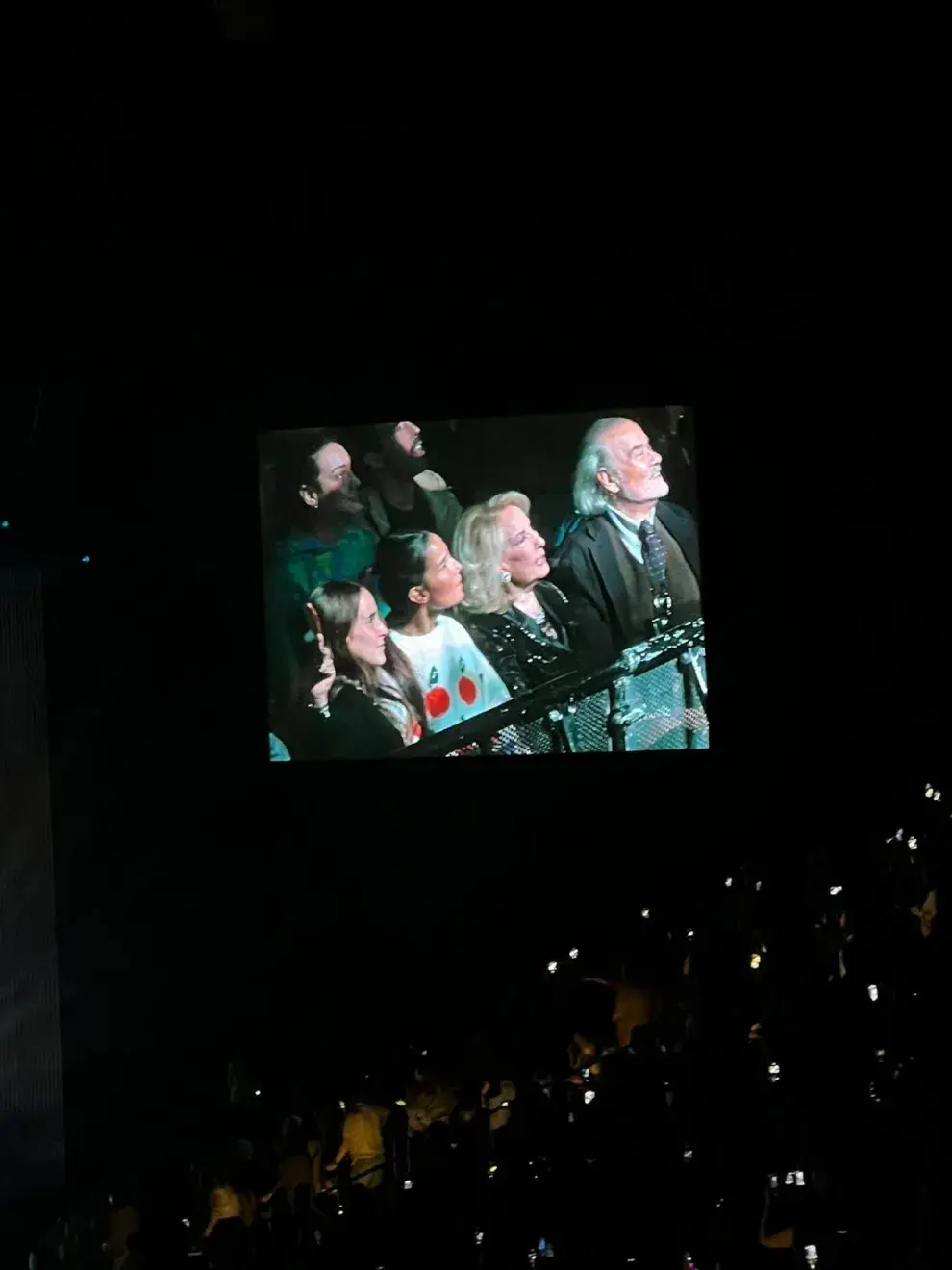 Durante el show, las imágenes de la diva fueron replicadas en una de las pantallas gigantes del estadio, como otra muestra de cariño, respeto y admiración.