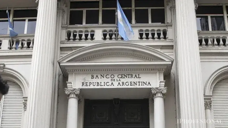 El Banco Central devaluó más del 20%: llevó el dólar oficial a $365,50.