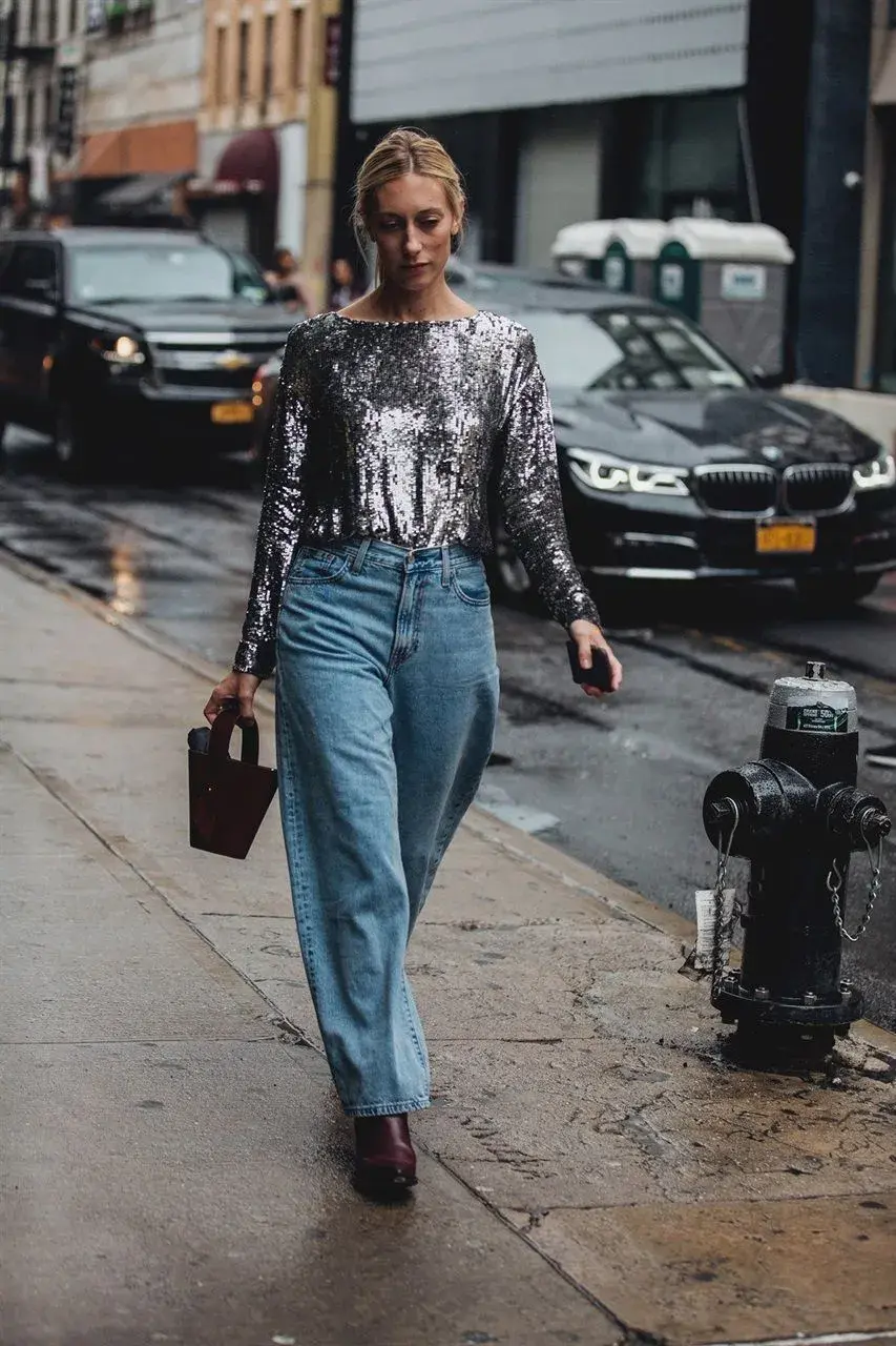 Blusa de lentejuelas + jean.