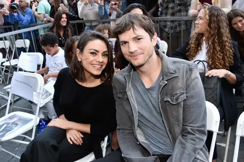 Mila Kunis y Ashton Kutcher ofrecieron hospedaje en su ostentosa casa de la costa californiana a través de Airbnb.