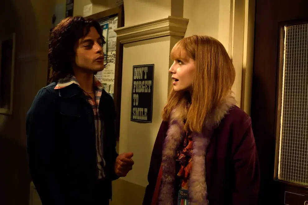 Rami Malek y Lucy Boynton en la película Bohemian Rhapsody.