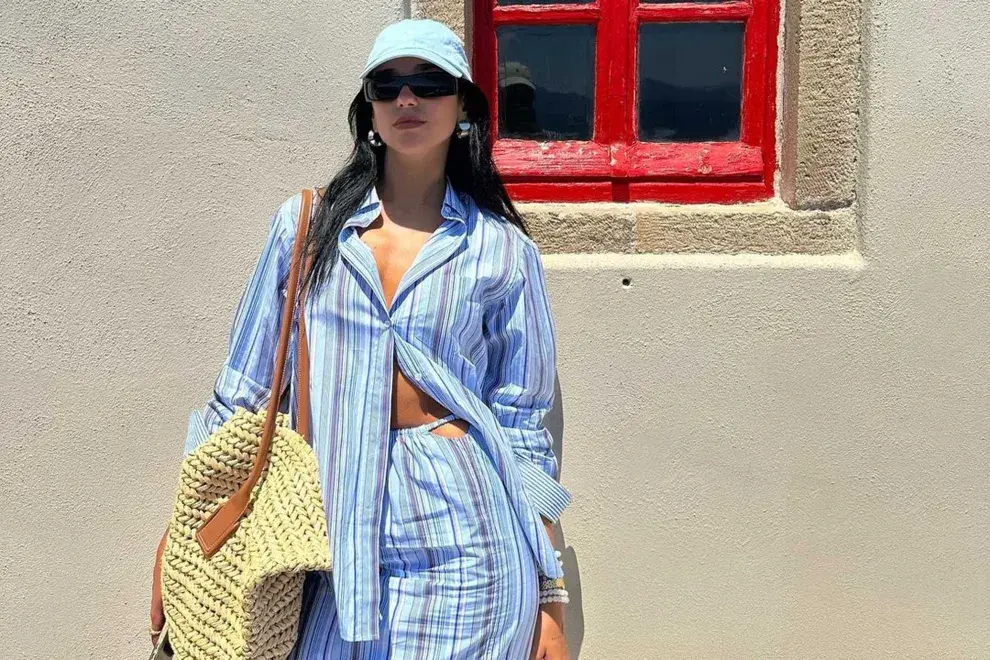 Con un divertido dos piezas de camisa y falda de finas rayas verticales en azules y verdes de la popular firma Saks Potts