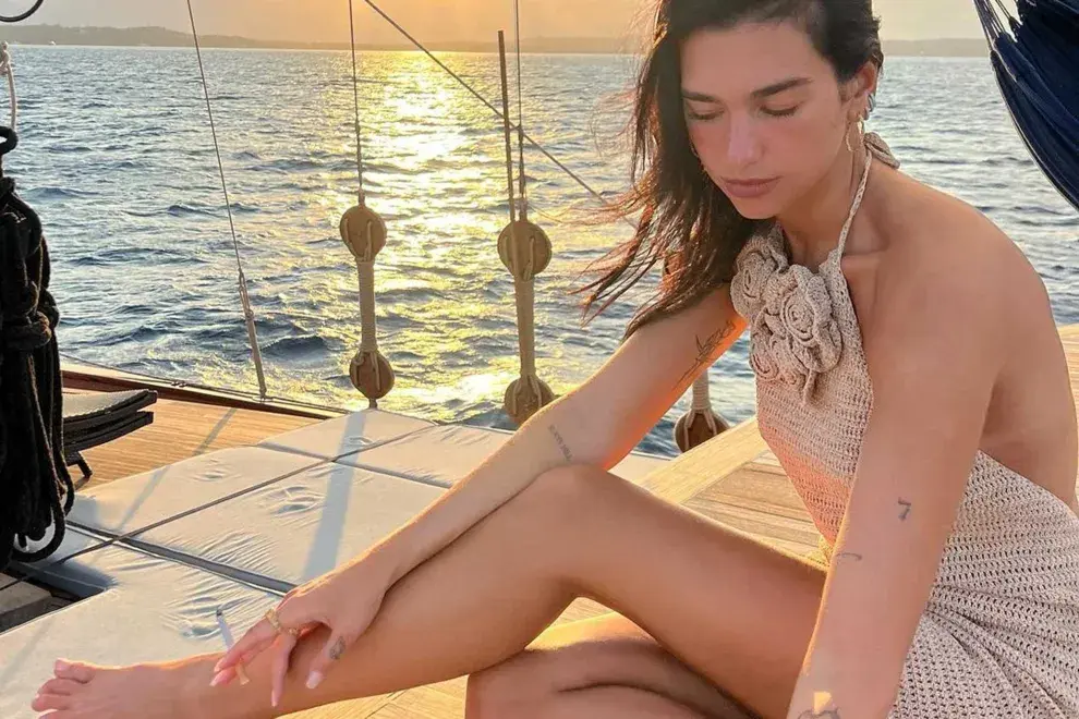 Esta vez, con un minivestido tejido al crochet
