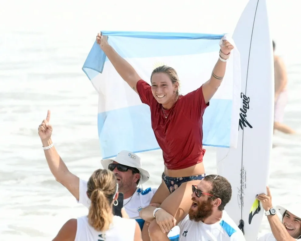 Lucía Induraín, la surfista argentina que es medalla de Oro y brilla en el mundo.