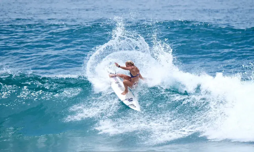 Lucía Induraín, la surfista argentina que es medalla de Oro y brilla en el mundo.