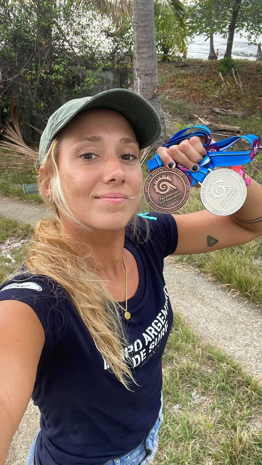 Lucía Induraín, la surfista argentina que es medalla de Oro y brilla en el mundo.