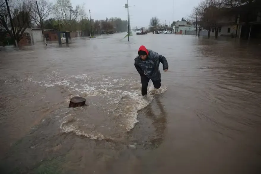 Inundación en la calle 13 y 94, La Plata.
