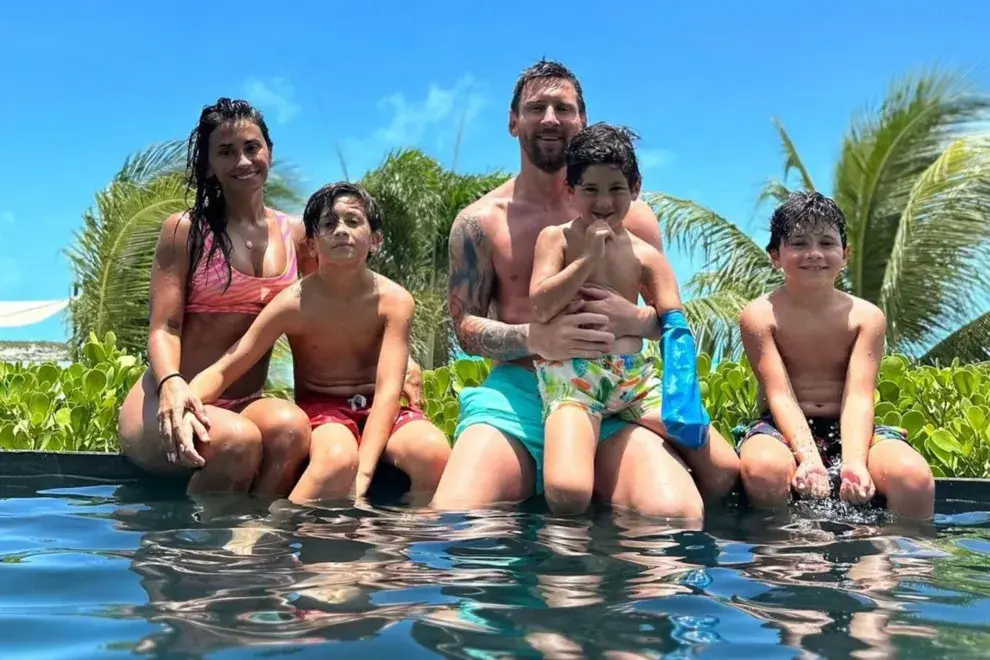 Anto y Messi en familia, con sus 3 hijos.