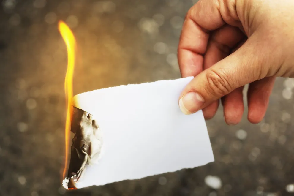 Qué significa quemar un papel con el nombre de alguien.