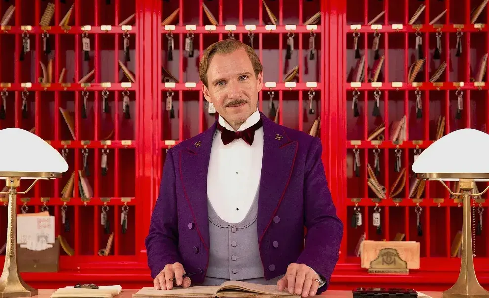 Ralph Fiennes nos da la bienvenida al Gran Hotel Budapest.