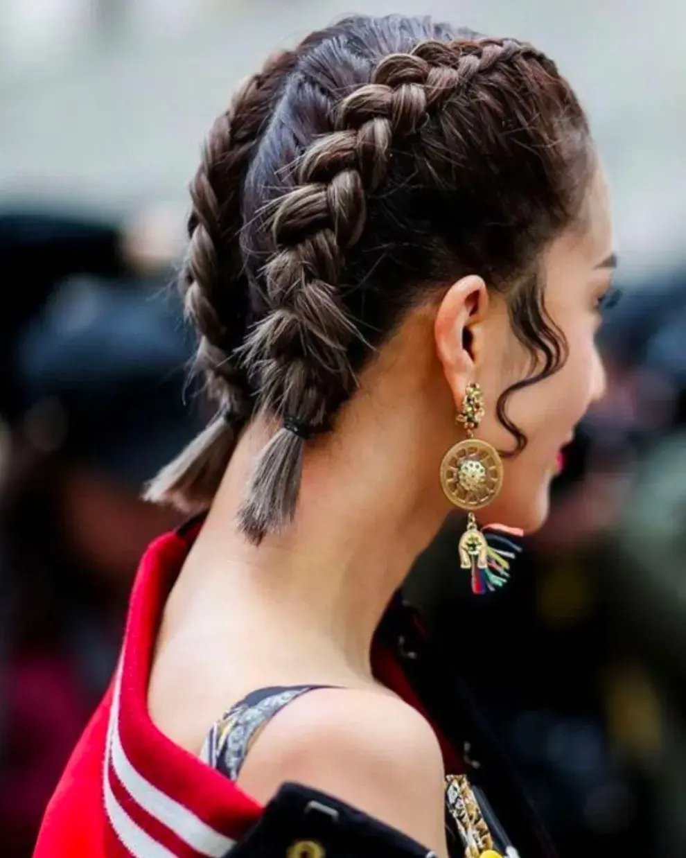 Un tremendo clásico son las trenzas cocidas y queda... hermosas. Una o dos, son súper cancheras.