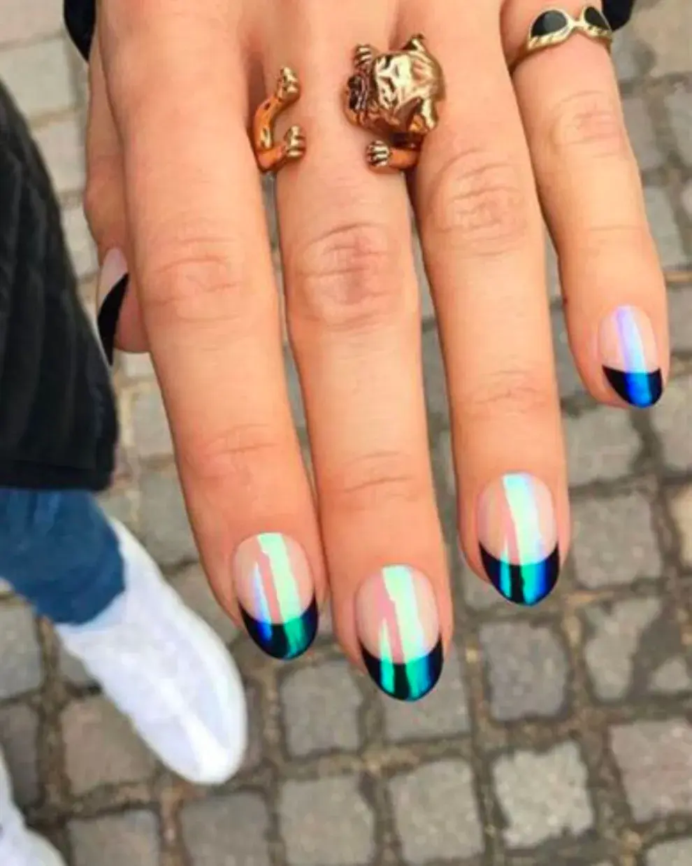 Combinando la tendencia de las francesitas y los tornasolados, esta idea es un fuego.