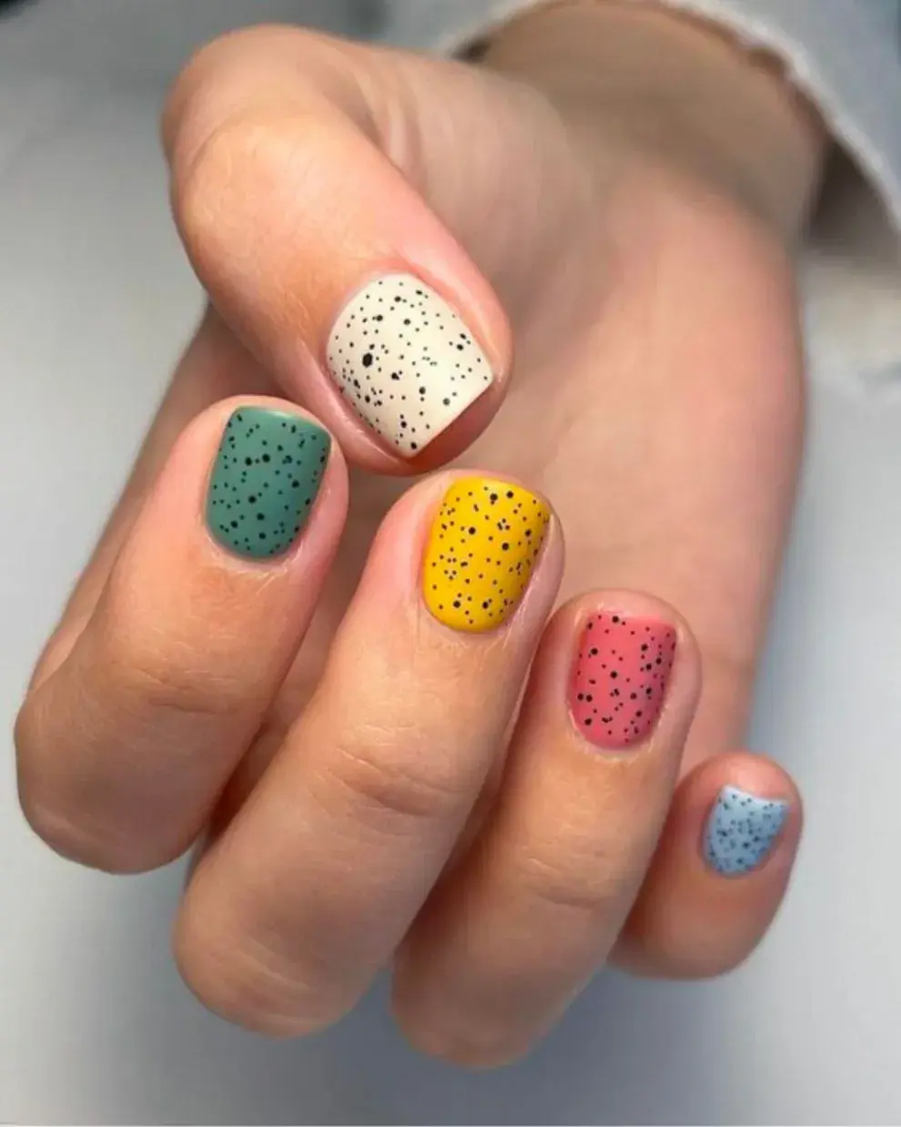 También jugando con diferentes colores, los puntitos dan una textura copada.