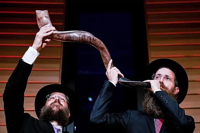 Dos rabinos alemanes tocan el shofar durante el Rosh Hashaná.