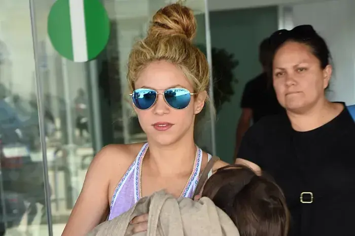 Shakira junto a uno de sus hijos y Lili Melgar, su niñera.