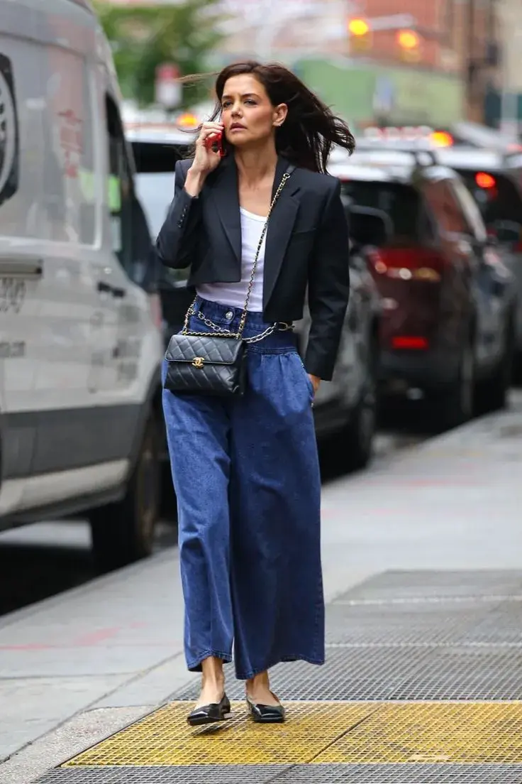 Todo en este look puede combinarse con otras prendas de mil maneras, por eso las llamamos prendas básicas. Un jean loose fit, una remera blanca, una chaqueta sastrera crop, mini bag negra y chatas, un look clásico y muy chic.